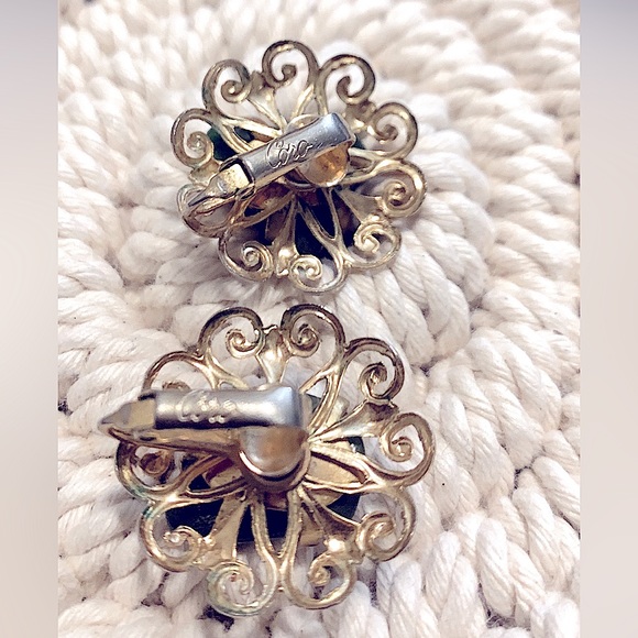 Rare VTG Clip-On Earrings Gold-Tone Flower Cradling Natural Moss Agate Stones - Picture 5 of 16